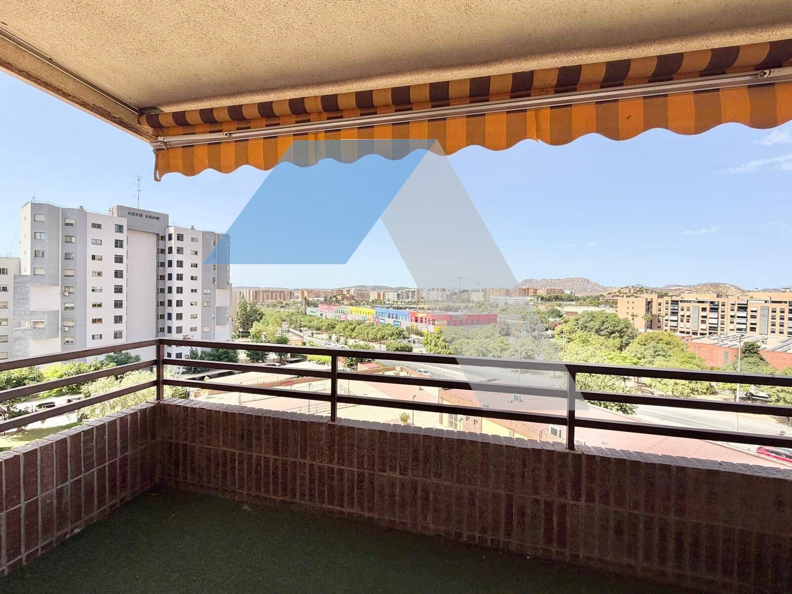 Vivienda de 4 habitaciones con piscina, zonas verdes y ampli - foto 3