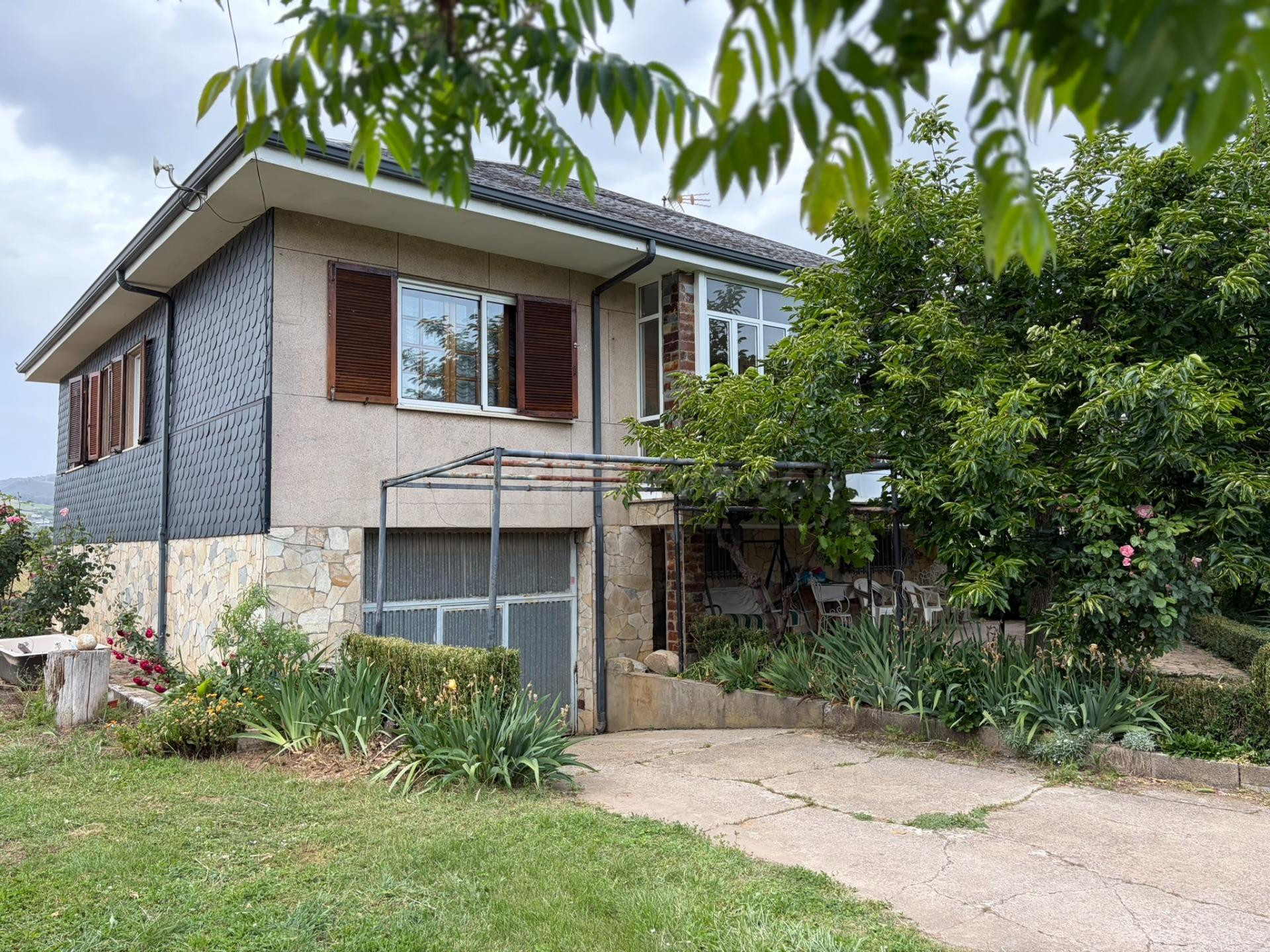 Casa con terreno a la venta en Horta El Bierzo