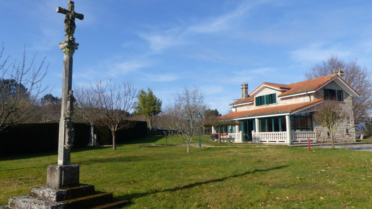 IMPRESIONANTE CONJUNTO DE DOS CHALETS CON CABALLERIZAS EN O CARBALLIÑO