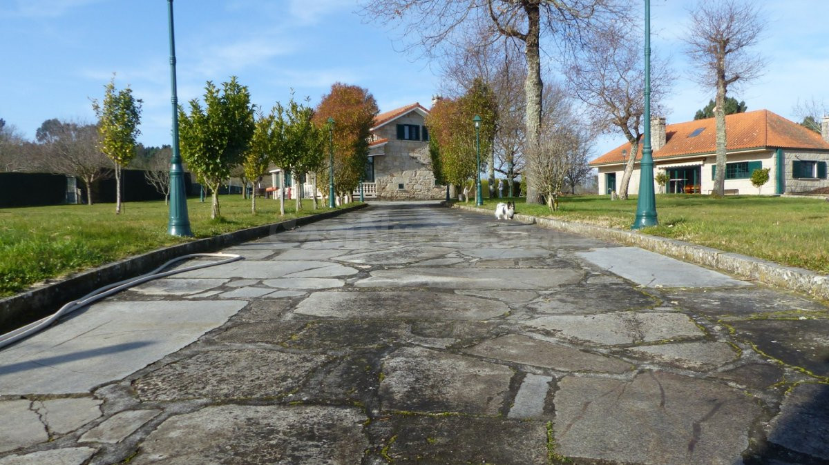 IMPRESIONANTE CONJUNTO DE DOS CHALETS CON CABALLERIZAS EN O CARBALLIÑO - foto 2