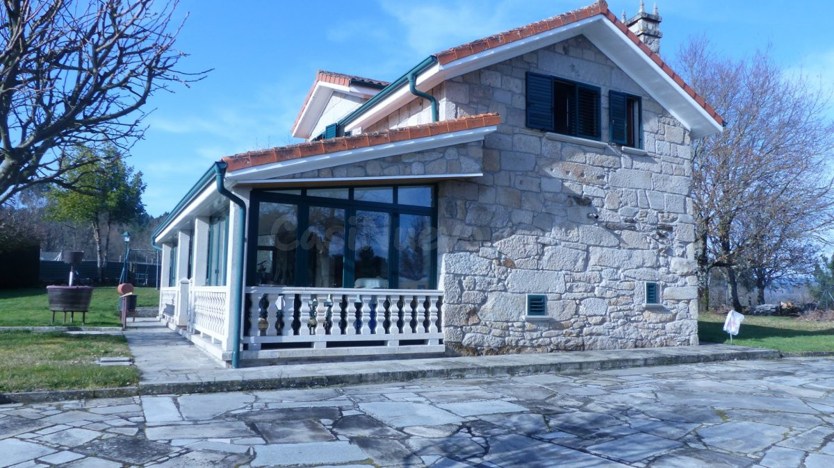 IMPRESIONANTE CONJUNTO DE DOS CHALETS CON CABALLERIZAS EN O CARBALLIÑO - foto 4