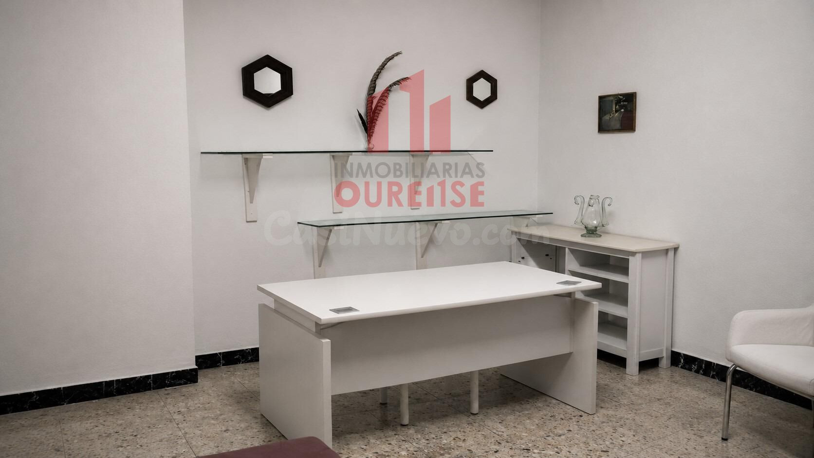 PEQUEÑO LOCAL COMERCIAL SITO EN GALERÍAS CERCANAS A LA CATEDRAL DESTINADO A OFICINA.