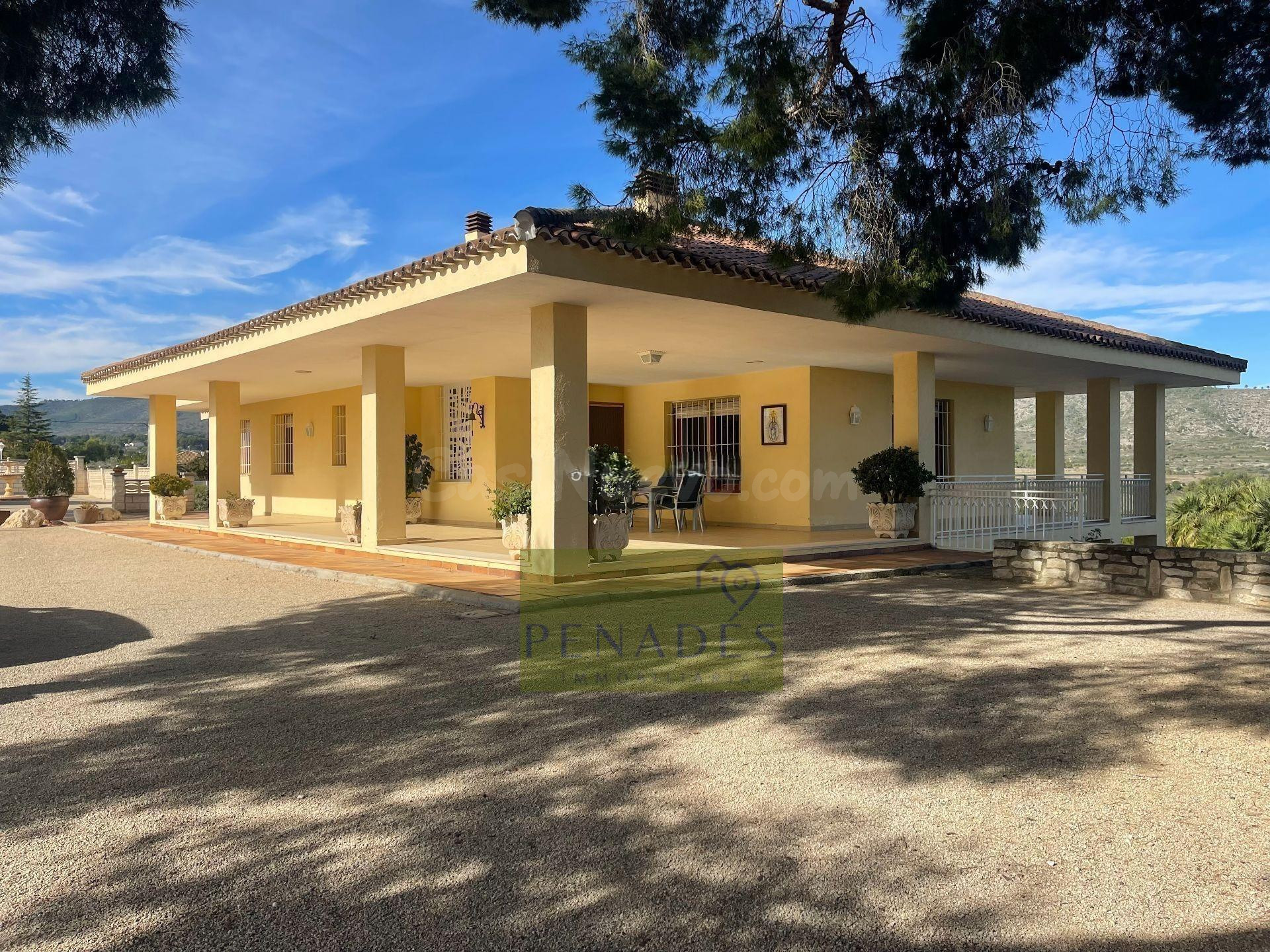 GRAN CHALET MUY CERCA DE LA POBLACION
