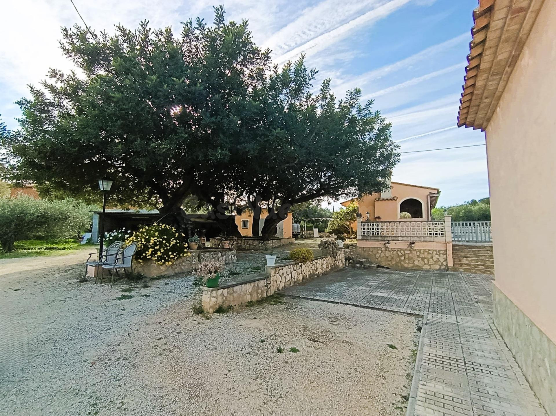CHALET CERCANO A LA POBLACIÓN