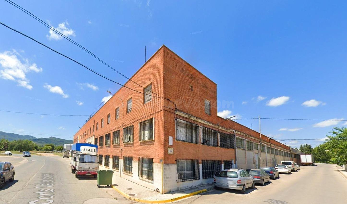 Terreno urbano de 5.330 m2 con nave industrial en CANALS, VA