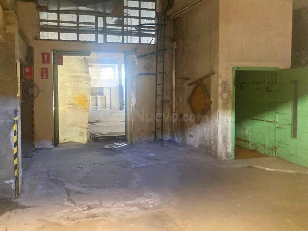 Terreno urbano de 5.330 m2 con nave industrial en CANALS, VA - foto 3