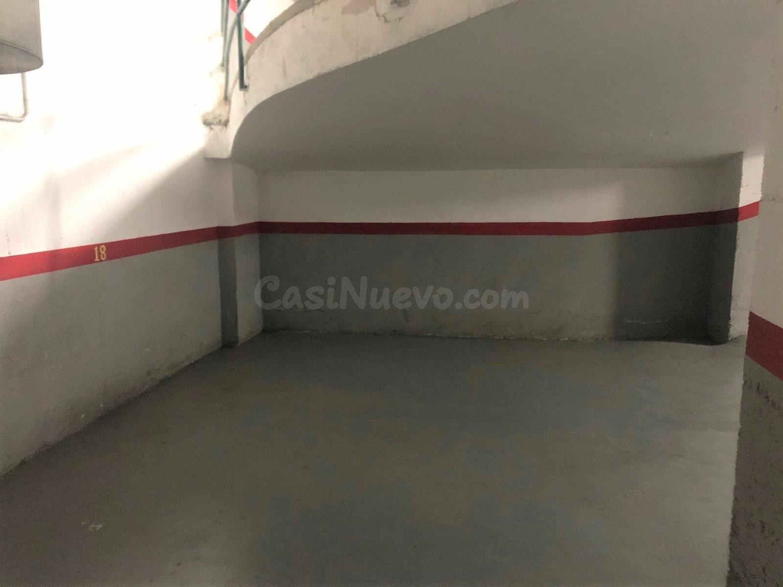 Plaza de parking coche grande calle Almogavers
