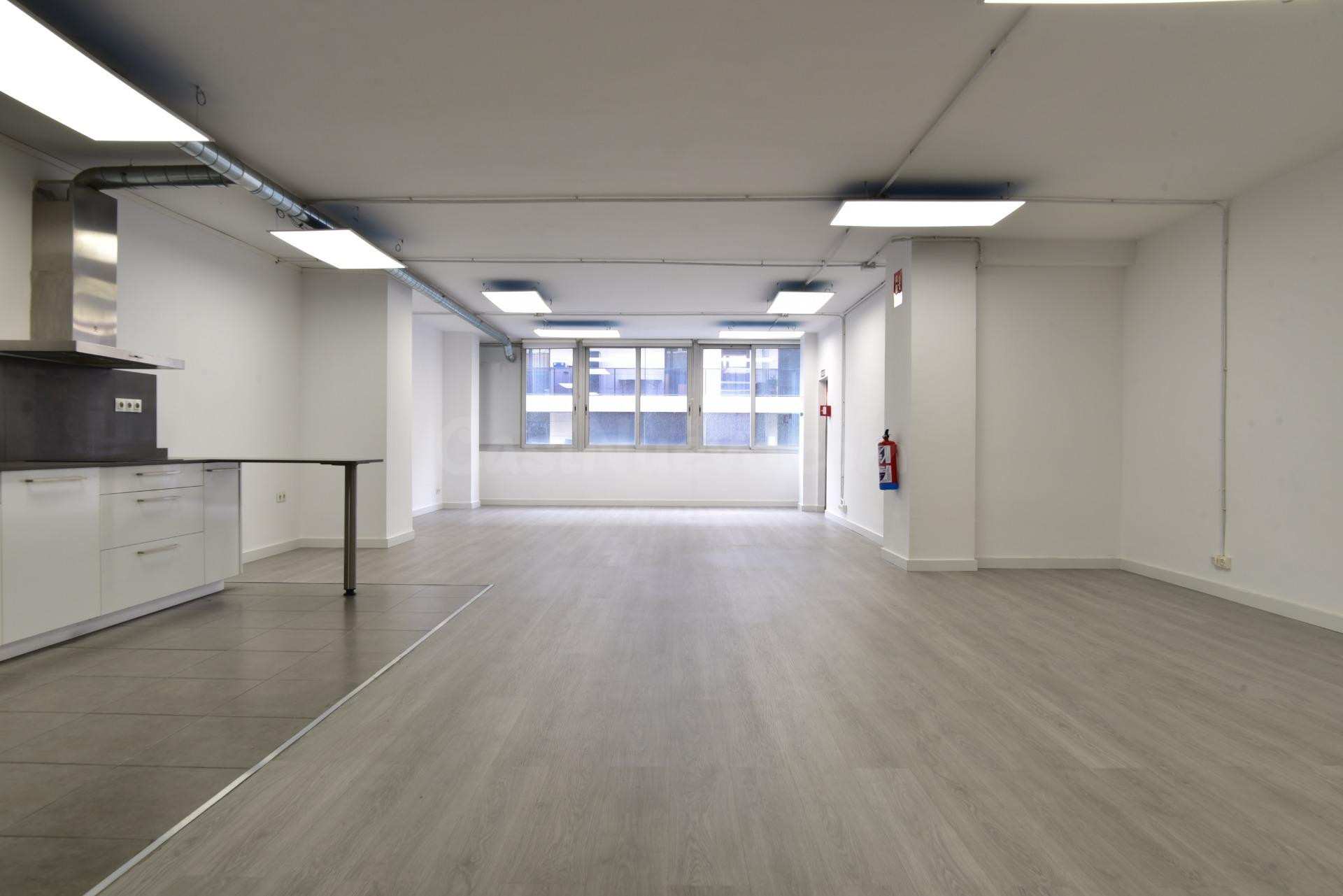 Loft Industrial reformado con office
