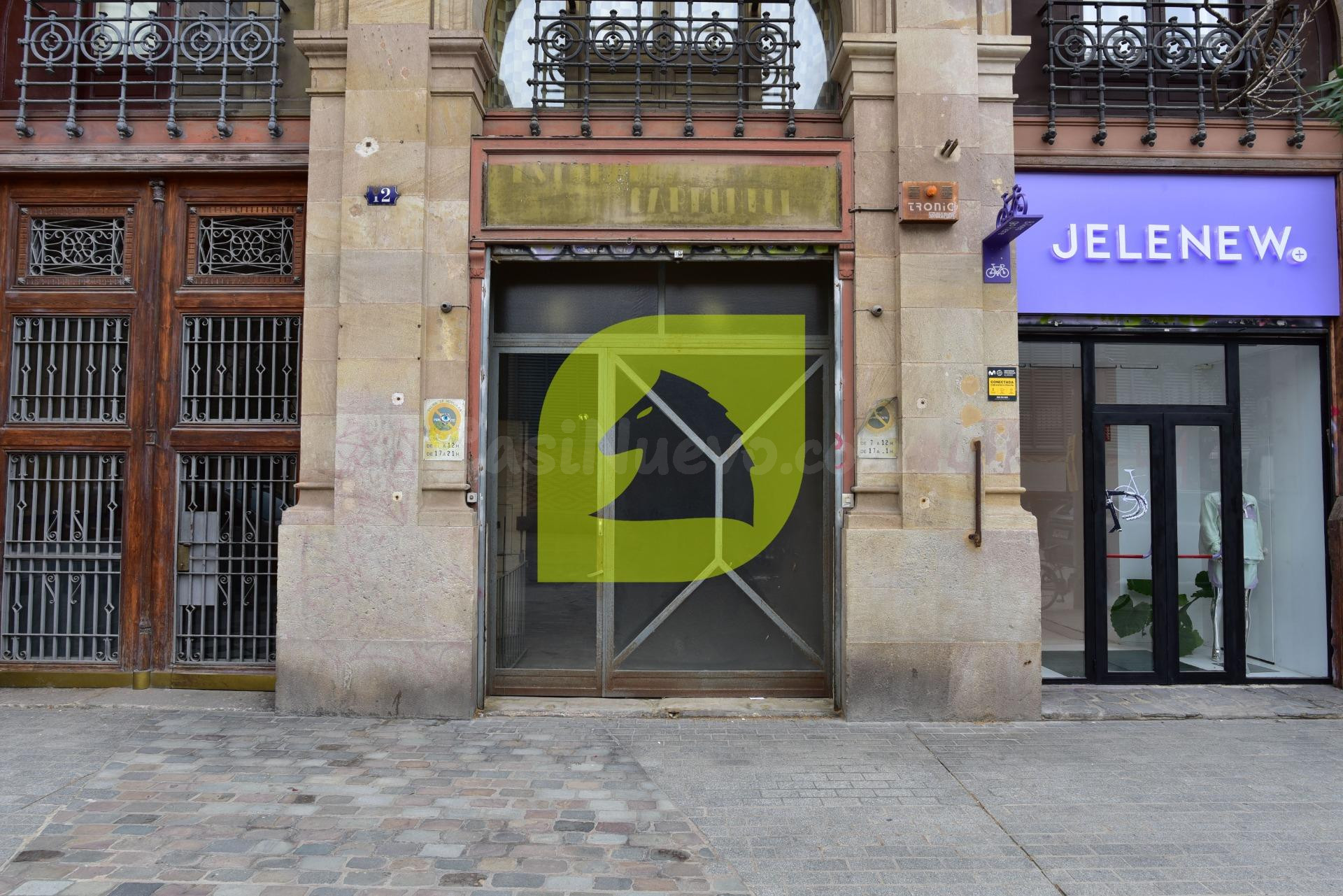 Local comercial singular frente al Mercat del Born | Amplio,