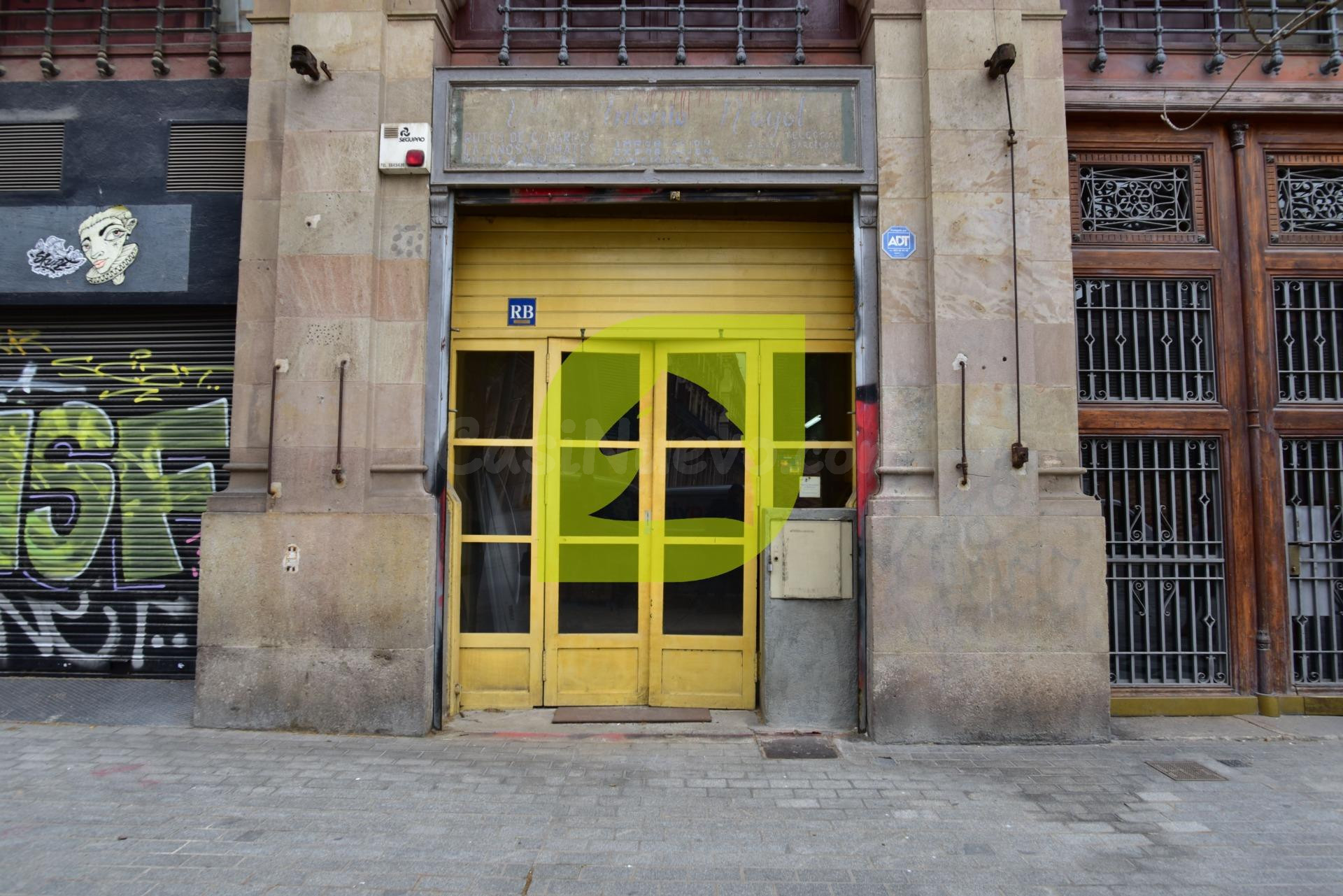 Local comercial con salida de humos frente al Mercat del Bor