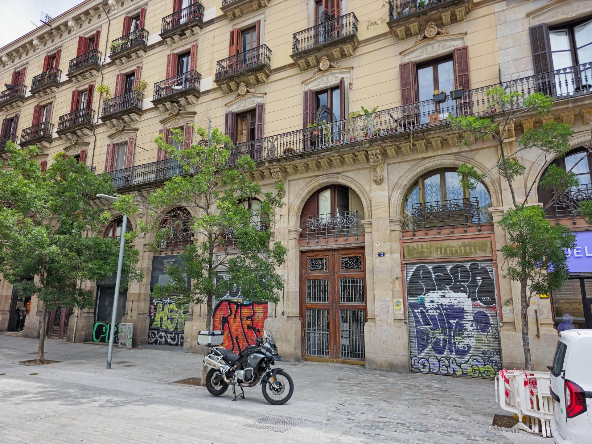 Exclusivo local comercial en planta baja y sótano, situado e
