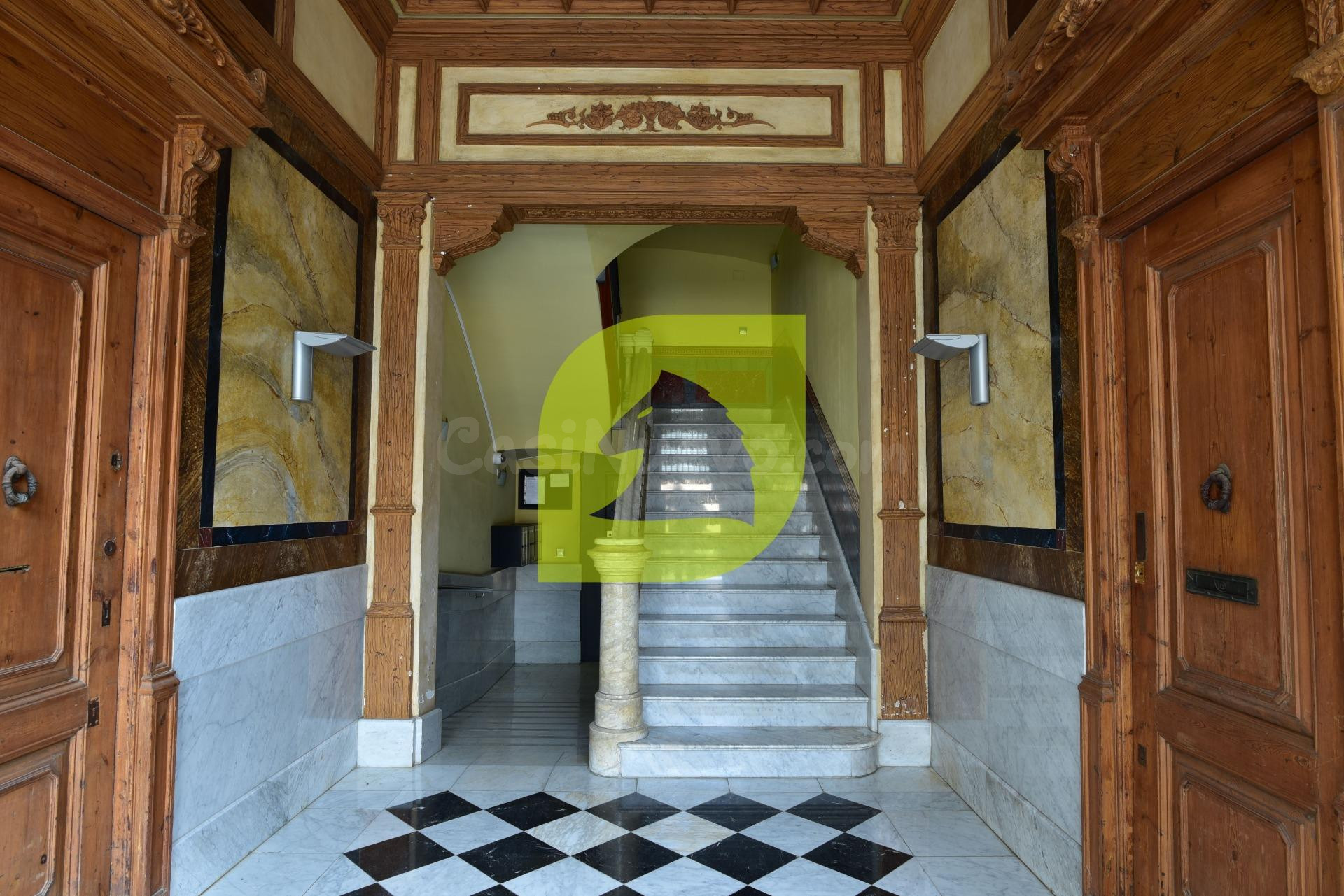 Exclusivo local comercial en planta baja y sótano, situado e - foto 2