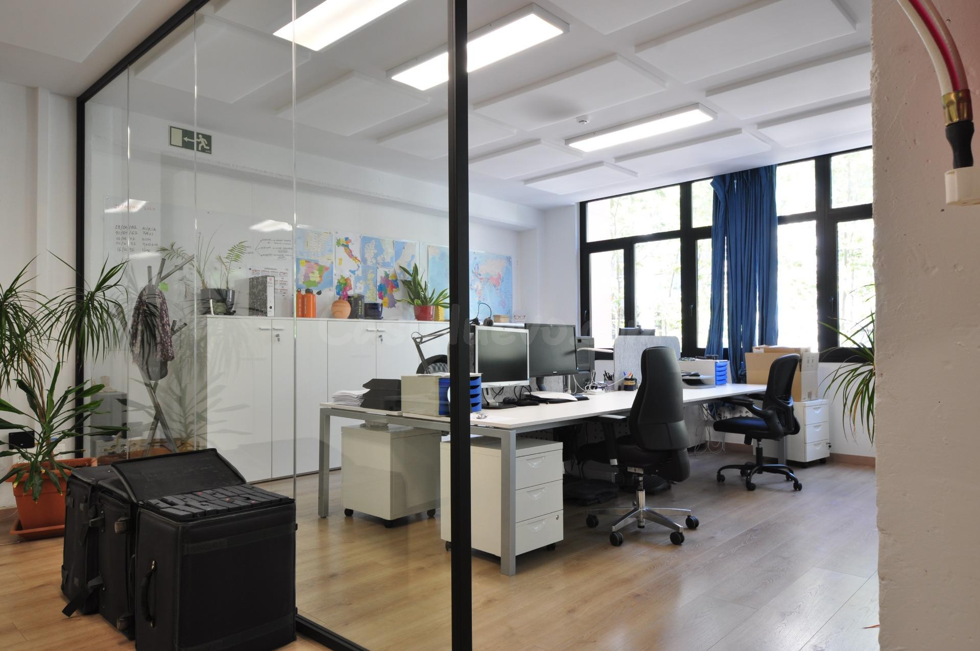 Amplia Oficina Reformada en La Vila Olímpica del Poblenou