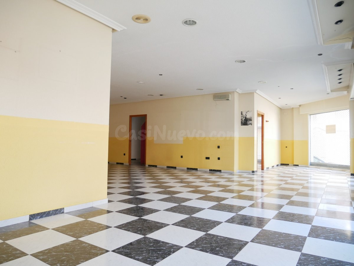 ENORME LOCAL REFORMADO EN LA ZONA VIRREY POVEDA DE PETRER