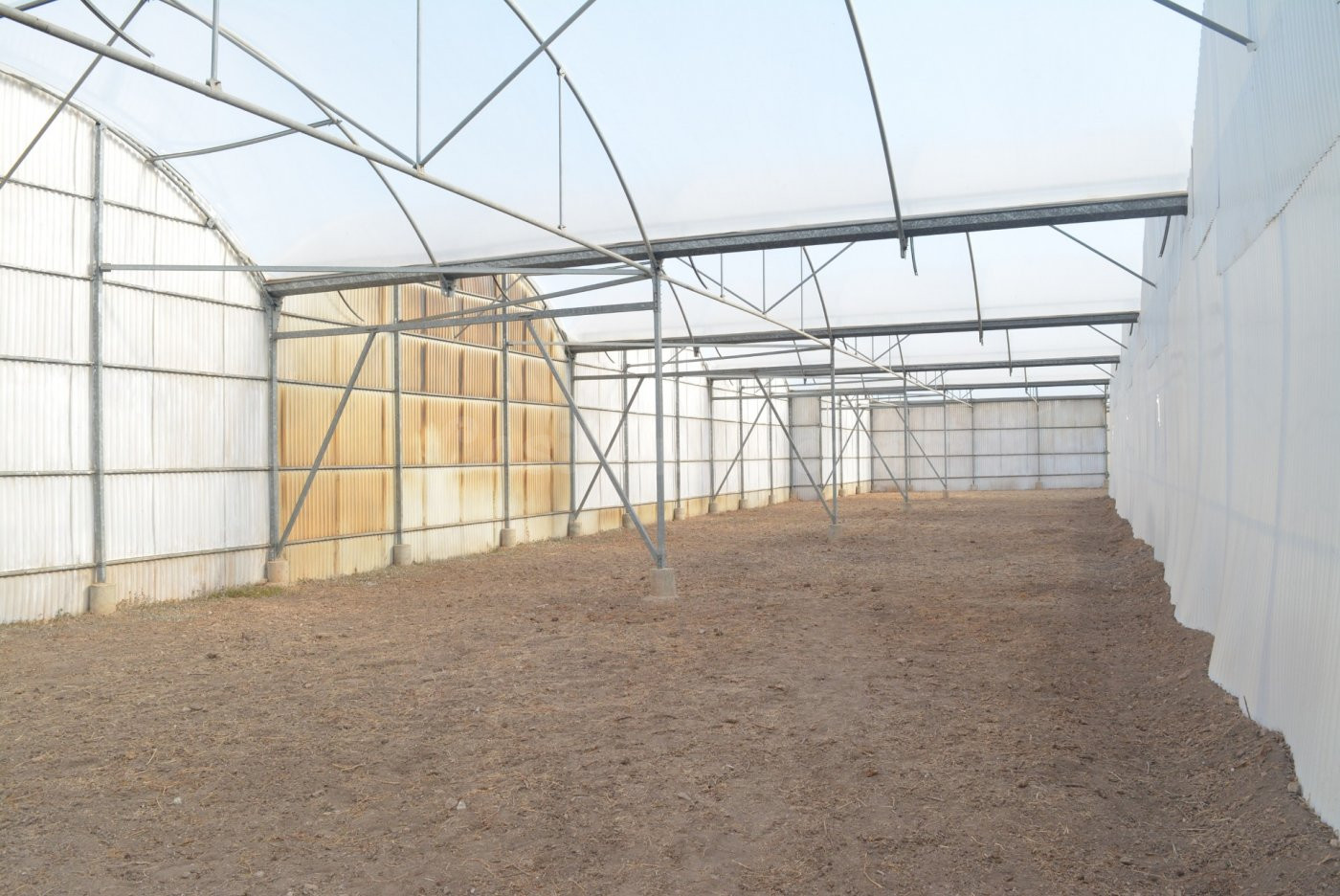 Se alquila terreno con techo ideal para vehículos, almacén o - foto 2