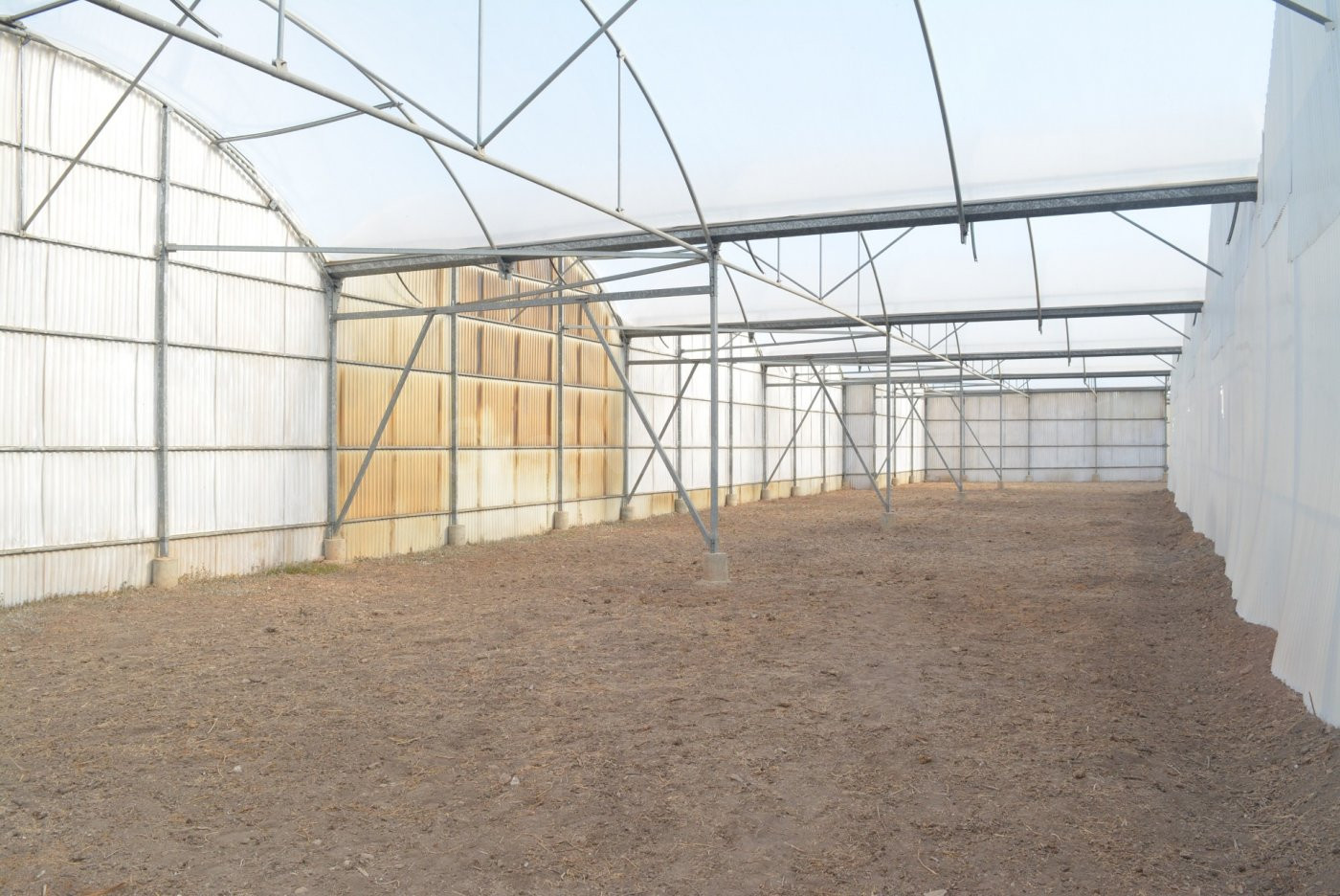 Se alquila terreno con techo ideal para vehículos, almacén o - foto 3