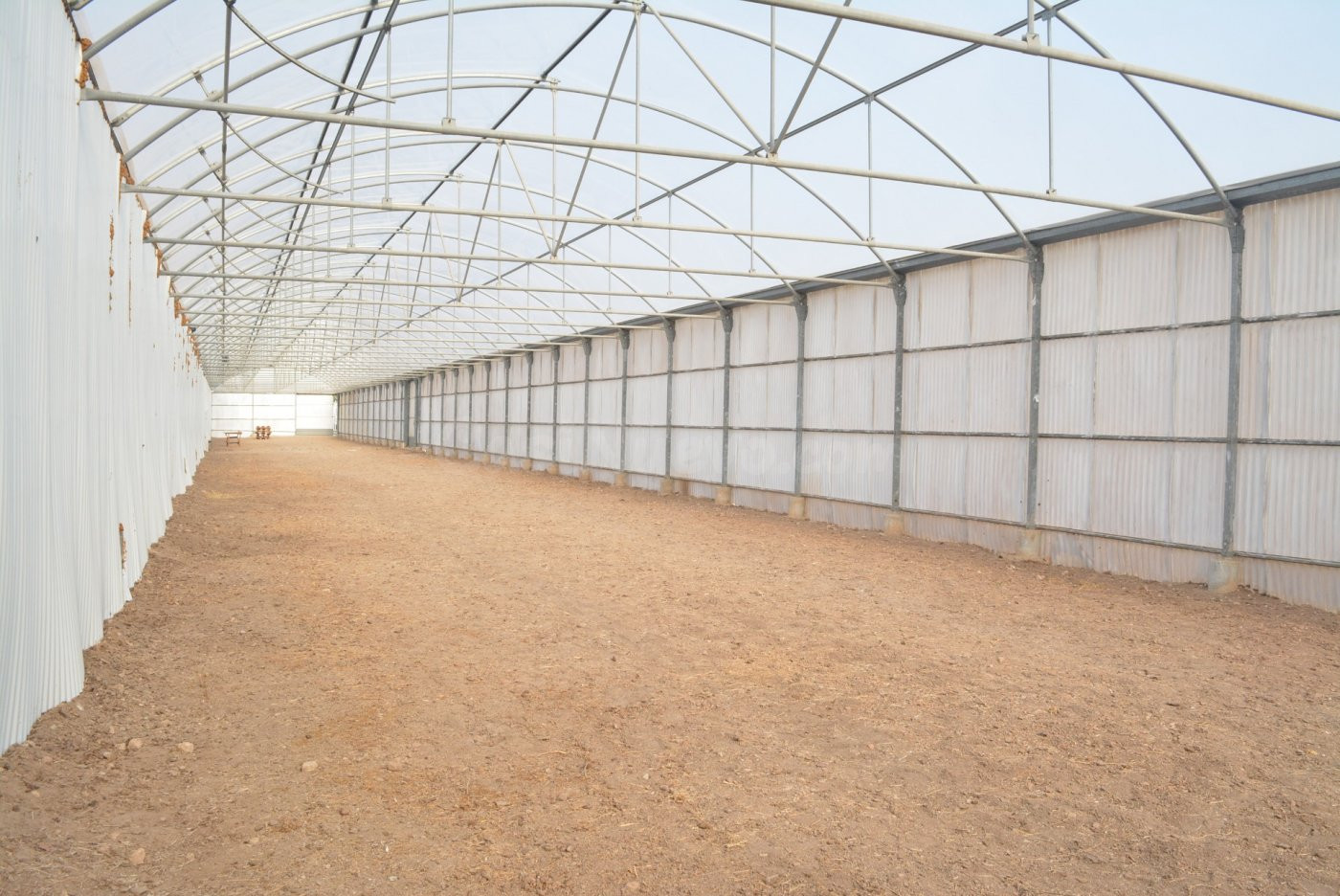 Se alquila terreno con techo ideal para vehículos, almacén o - foto 5