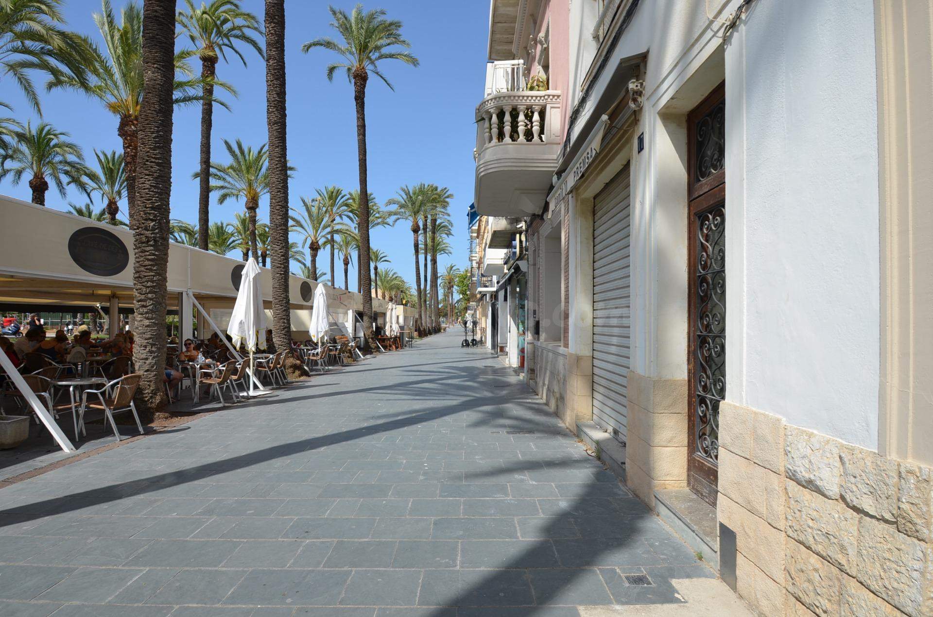 Local comercial en alquiler en Passeig del Carme, al lado de - foto 2