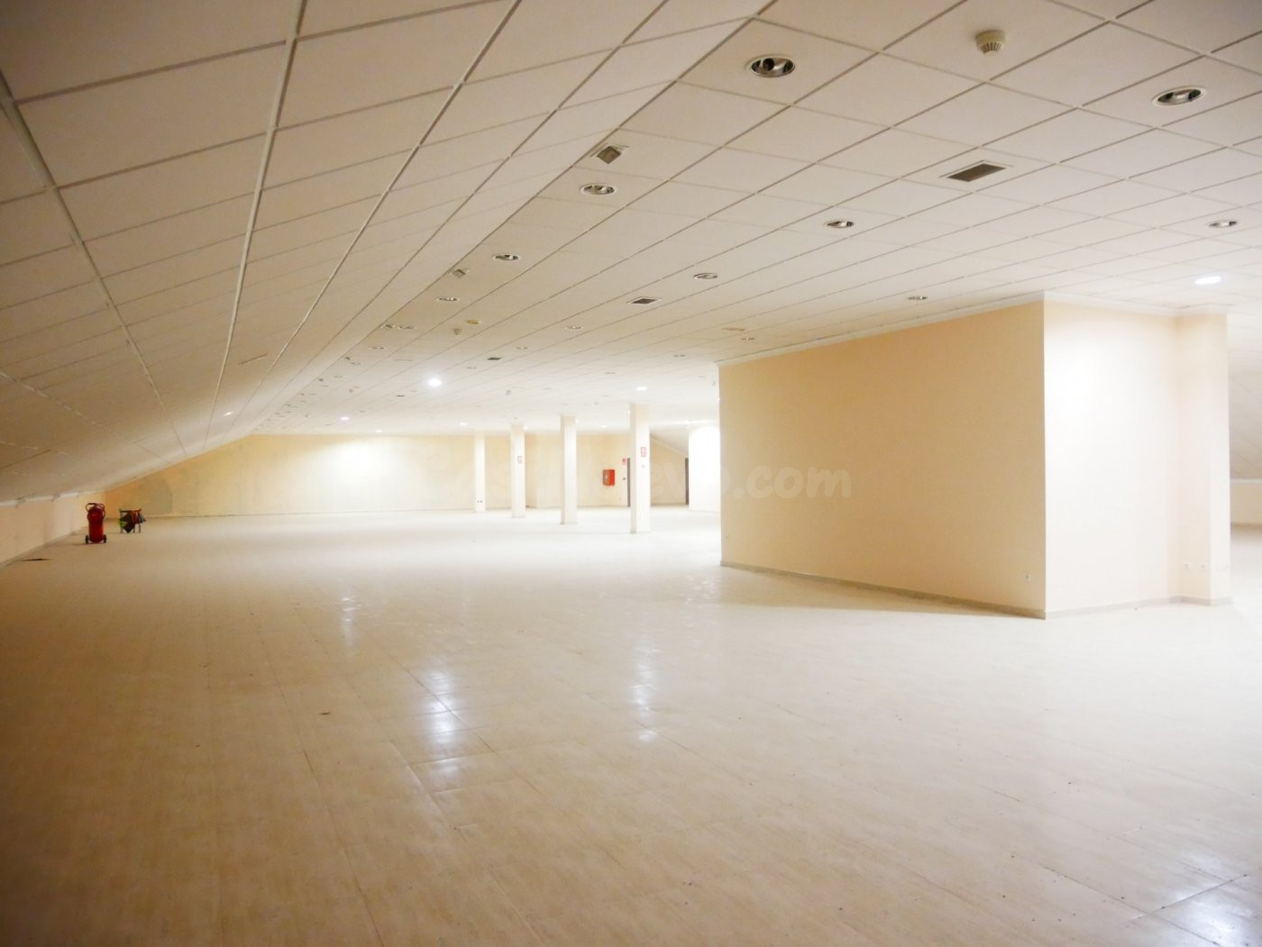 NAVE DE 4 ALTURAS!! IDEAL PARA UN GRAN NEGOCIO EN ZONA ACACI - foto 2