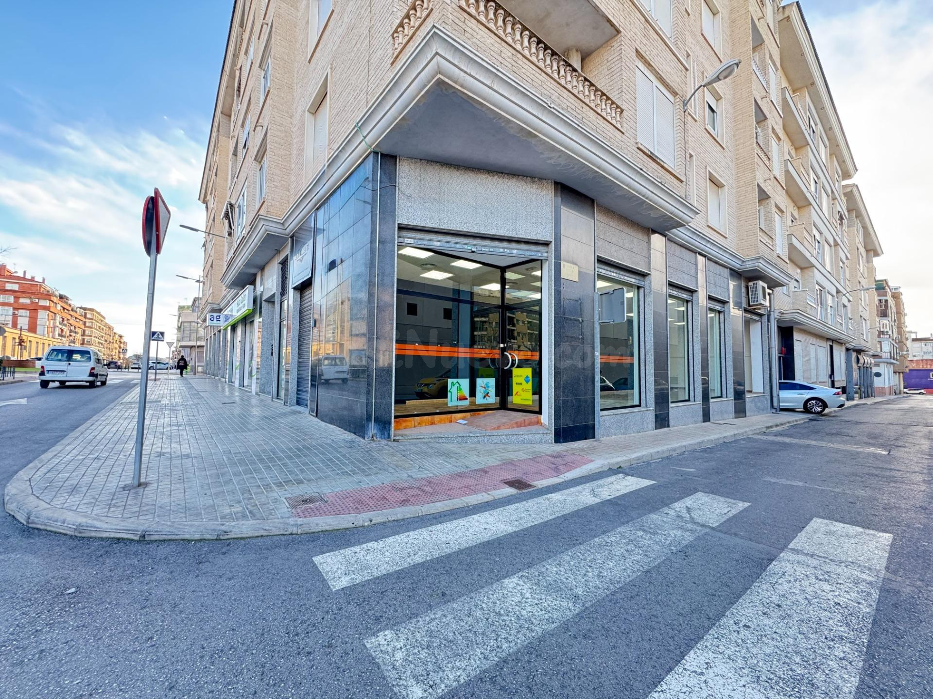 MAGNÍFICO LOCAL COMERCIAL ESQUINA EN PLENO FELIPE V DE PETRE