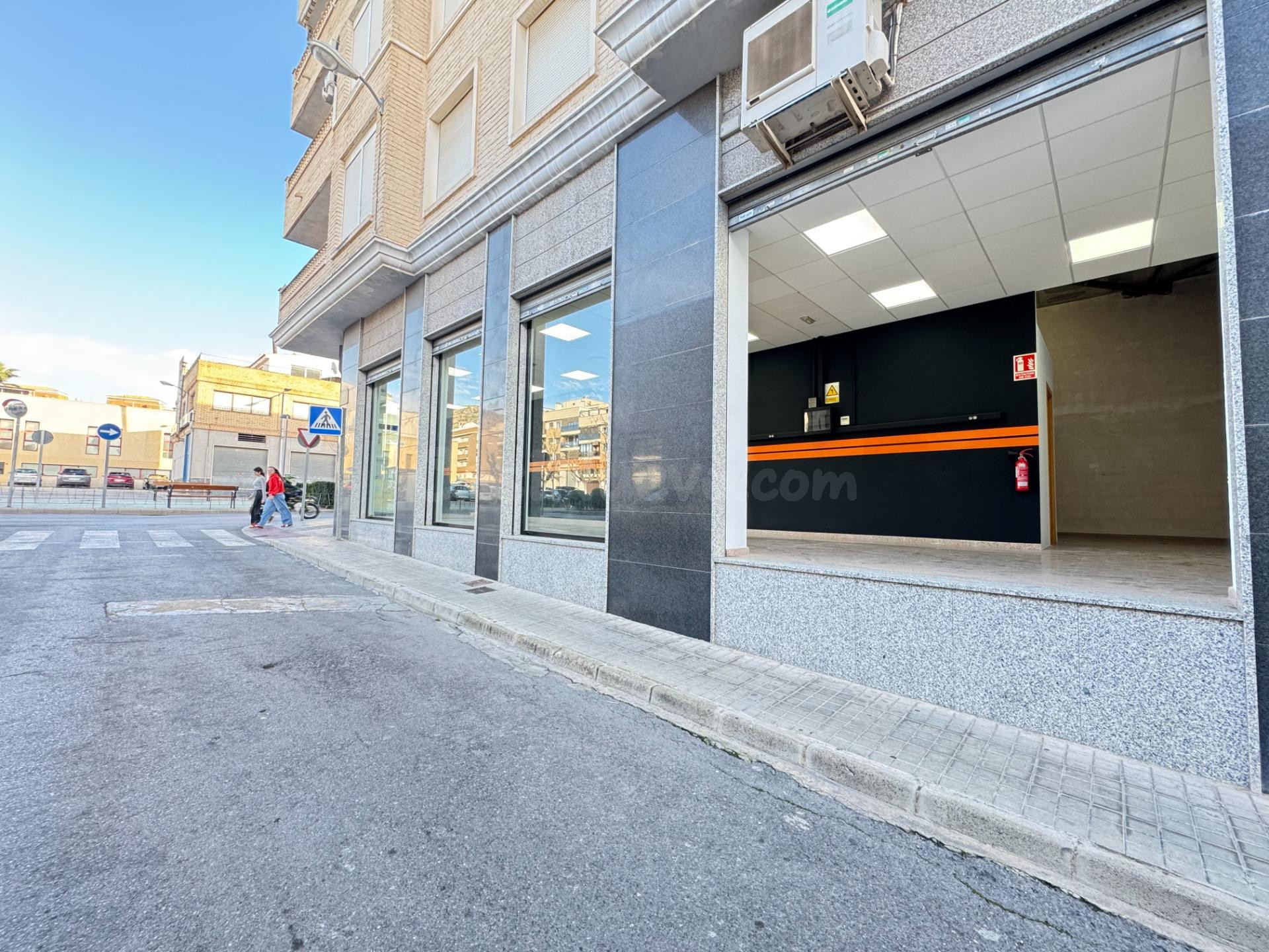 MAGNÍFICO LOCAL COMERCIAL ESQUINA EN PLENO FELIPE V DE PETRE - foto 2
