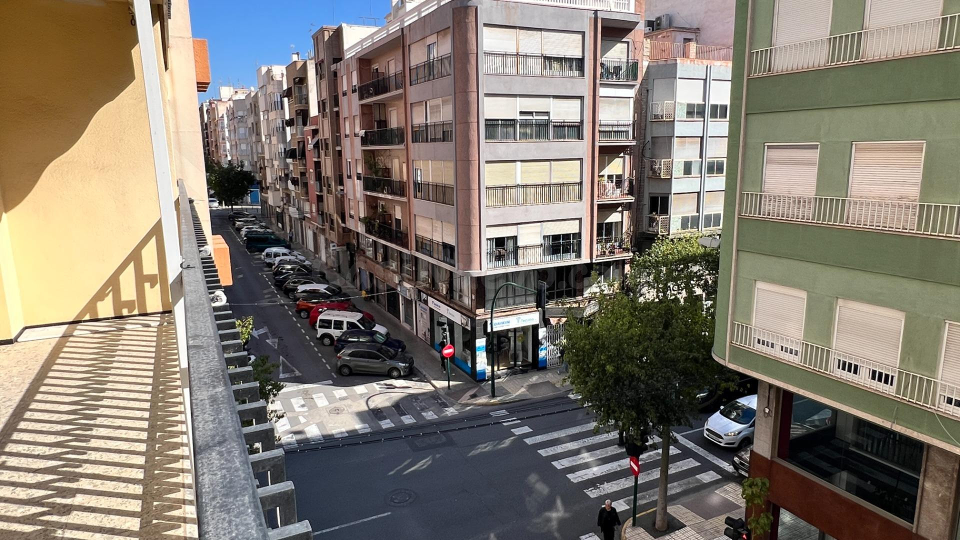 Piso de cuatro habitaciones en venta en Elche, zona Corazón  - foto 2