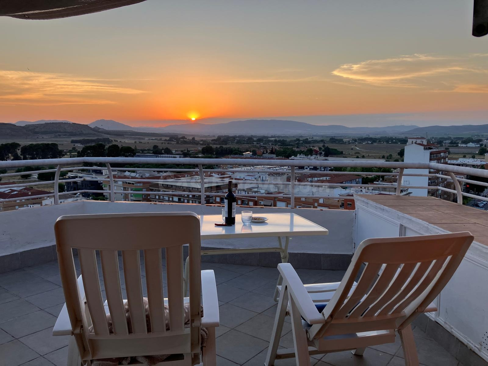 ÁTICO CON TERRAZA DE 40 M2 Y VISTAS ESPECTACULARES AL ATARDE