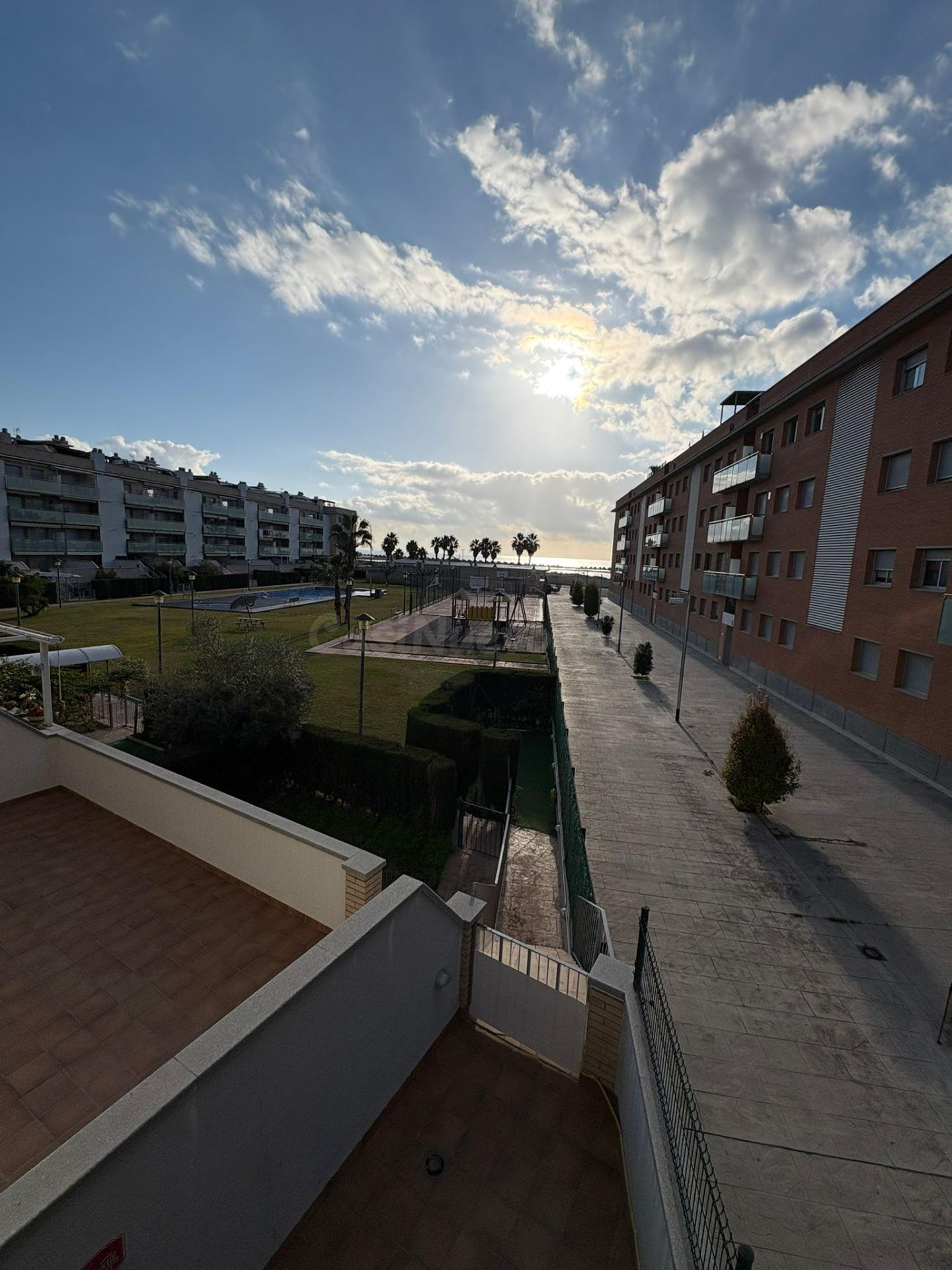 Piso con vistas al mar,  piscina, parking y trastero - foto 2