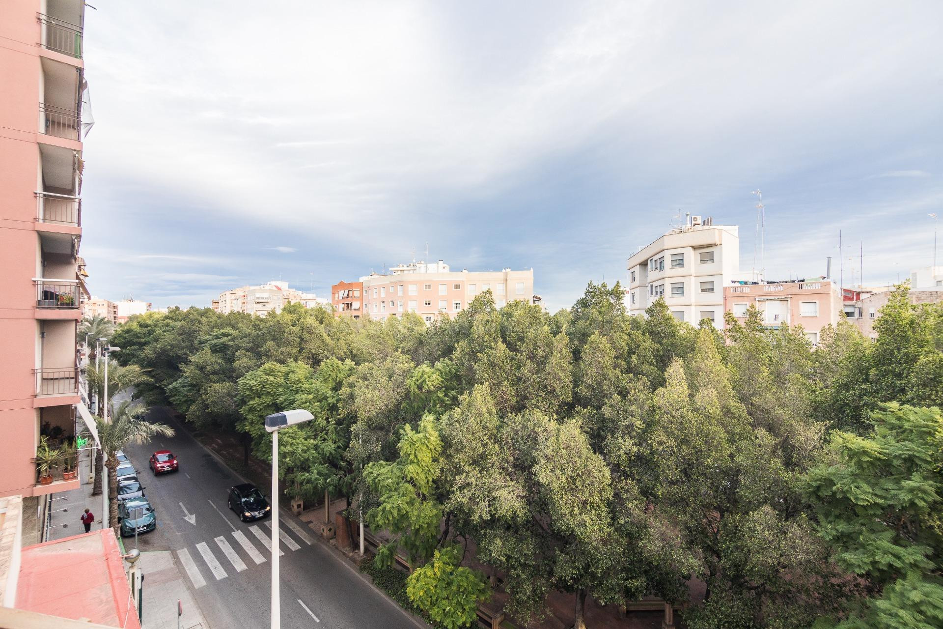 Piso de 4 habitaciones con ascensor en Avenida de la Liberta - foto 4