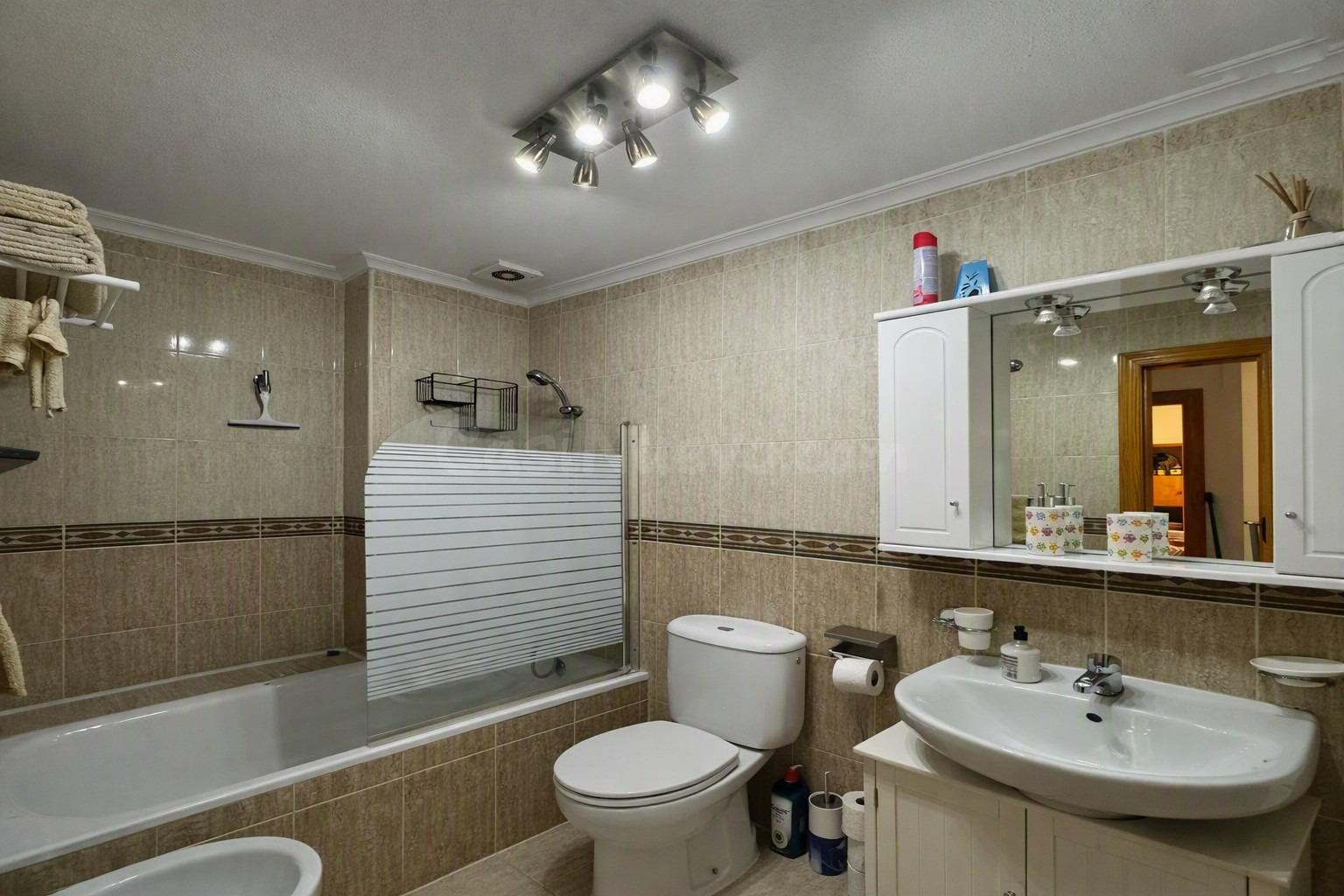 Hermoso ático amoblado con terraza privada y piscina comunit - foto 5