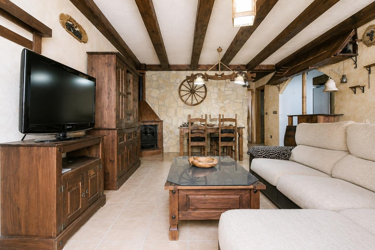 Vivienda en planta baja en Dolores – Encanto rústico, comodi