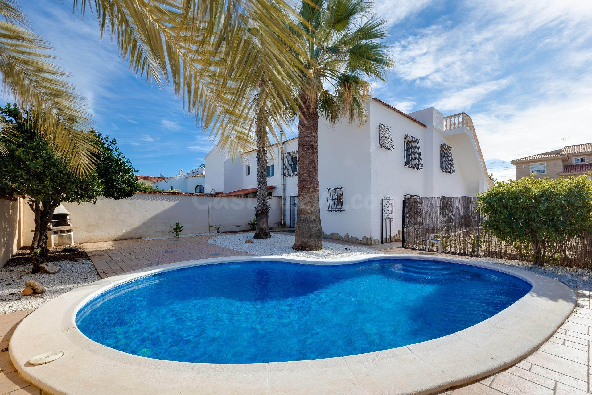 Chalet semi-independiente con piscina propia en el Chaparral