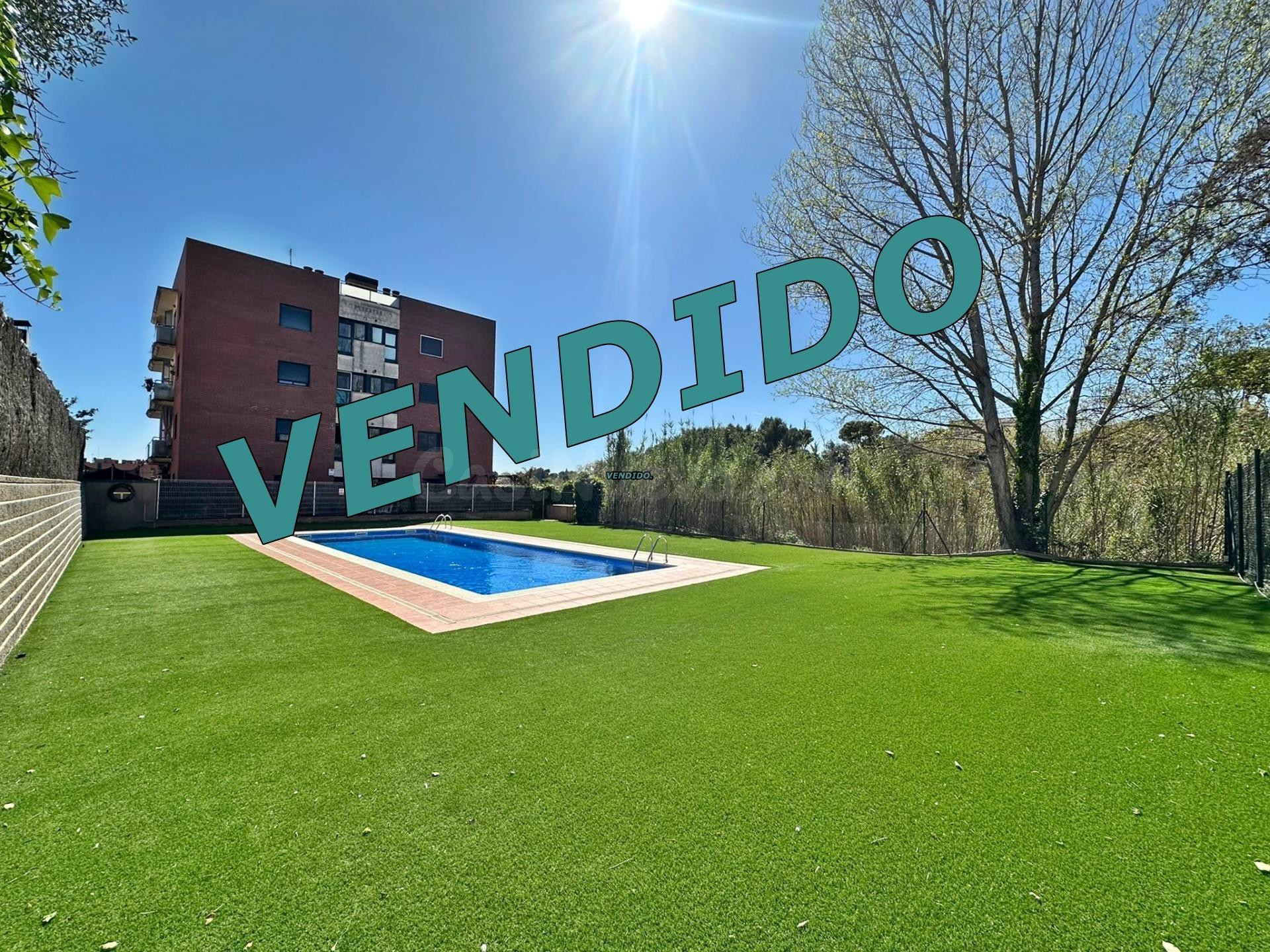 PISO SEMINUEVO CON PK Y PISCINA COMUNITARIA.