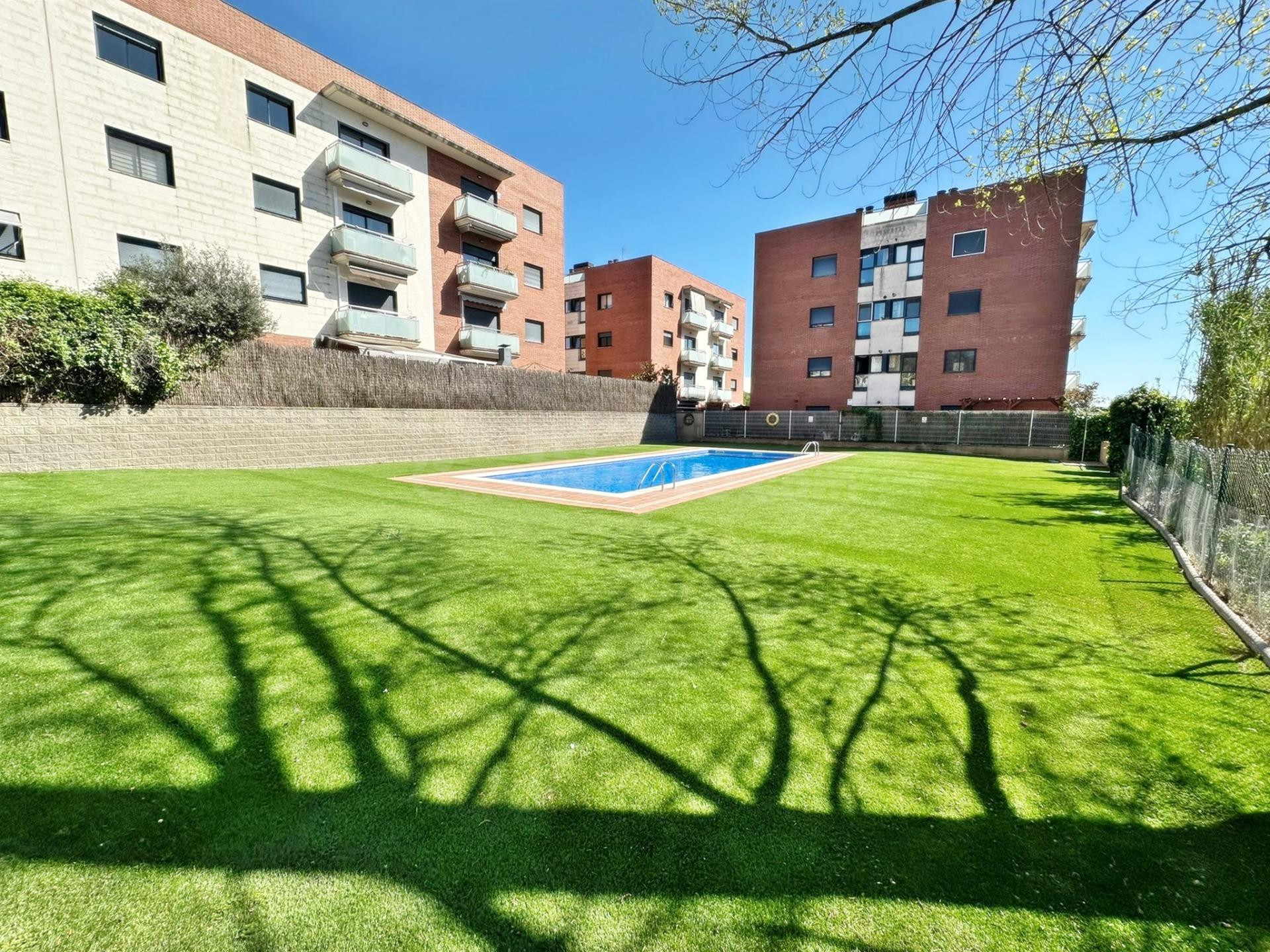 PISO SEMINUEVO CON PK Y PISCINA COMUNITARIA. - foto 2