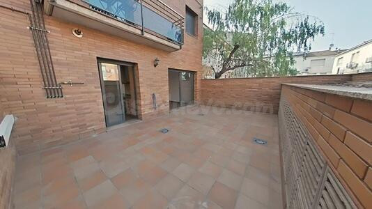 PLANTA BAJA SEMINUEVA CON TERRAZA DE 30 mts Y PLAZA PARQUING