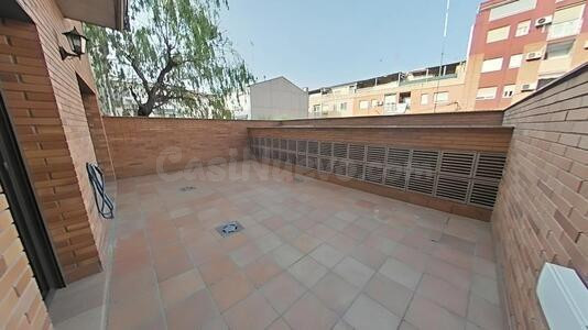 PLANTA BAJA SEMINUEVA CON TERRAZA DE 30 mts Y PLAZA PARQUING - foto 3