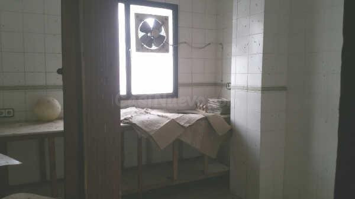 EDIFICIO DE 3 LOCALES, 1 VIVIENDA Y TRASTERO - foto 2