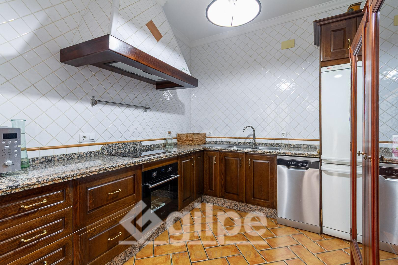 SE VENDE CASA CON COCHERA - foto 5