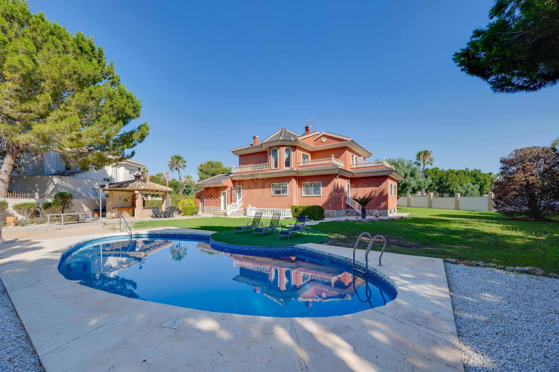 Exclusiva villa con piscina privada y amplios espacios en el