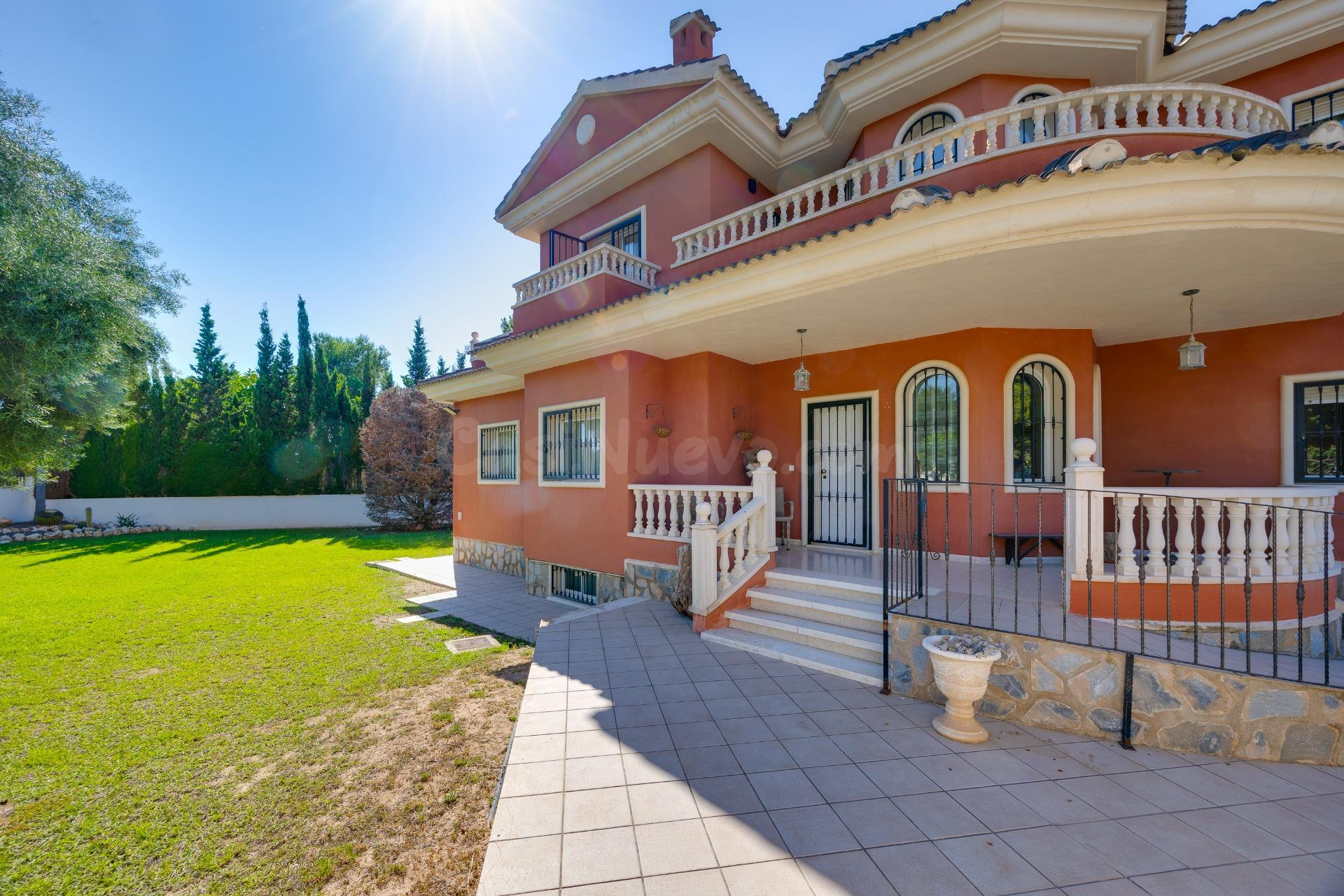 Exclusiva villa con piscina privada y amplios espacios en el - foto 2