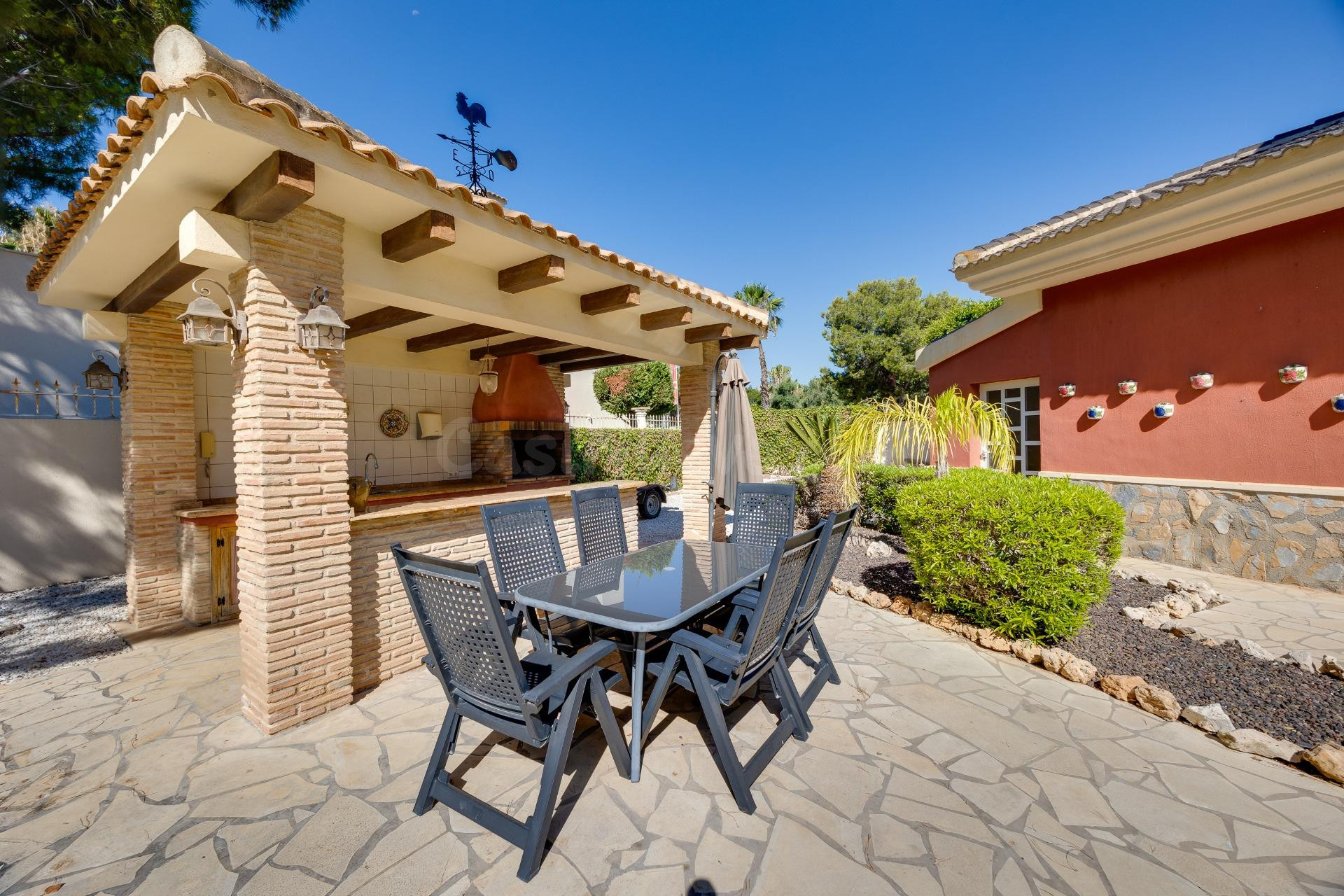 Exclusiva villa con piscina privada y amplios espacios en el - foto 3