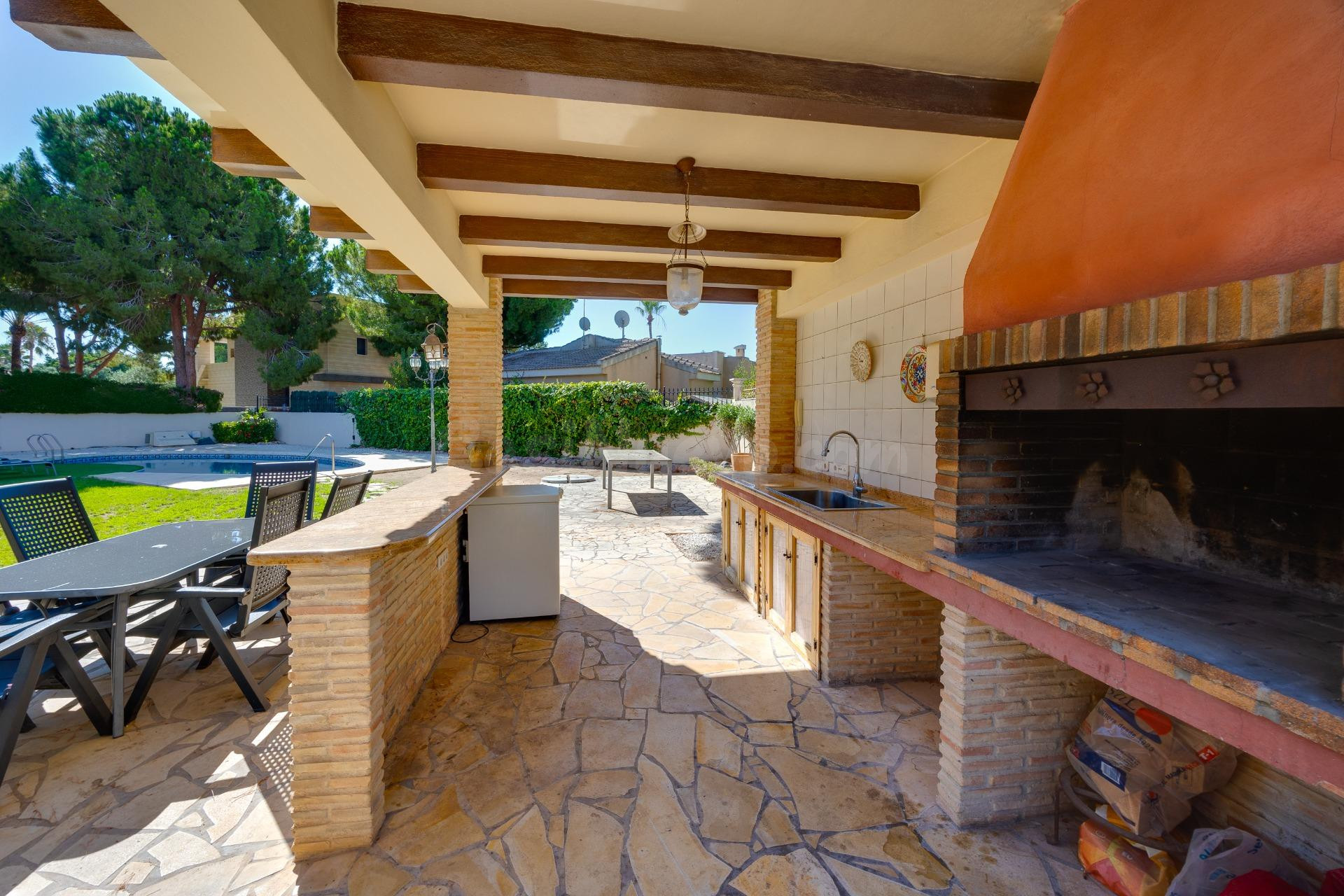 Exclusiva villa con piscina privada y amplios espacios en el - foto 4