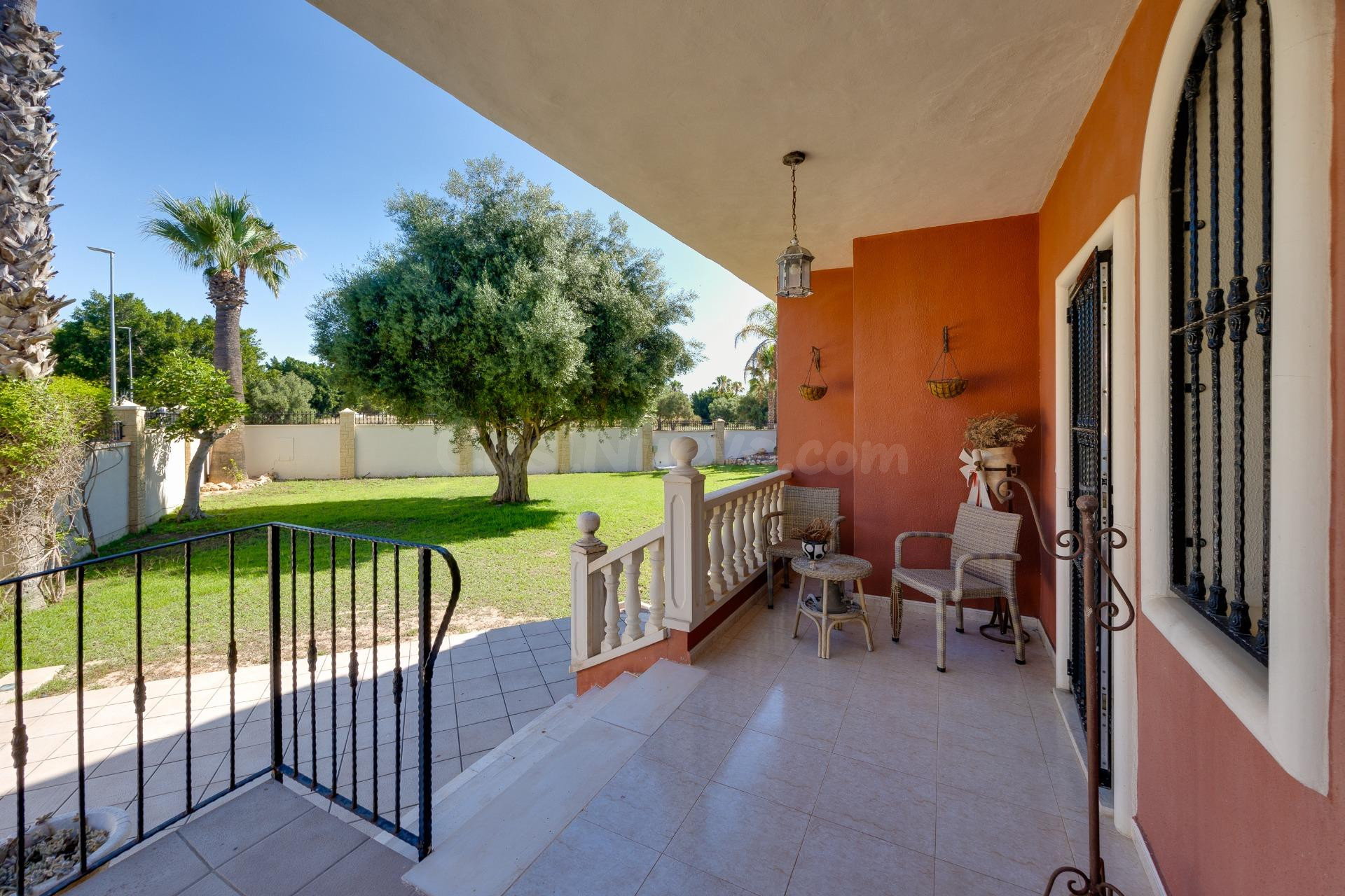Exclusiva villa con piscina privada y amplios espacios en el - foto 5