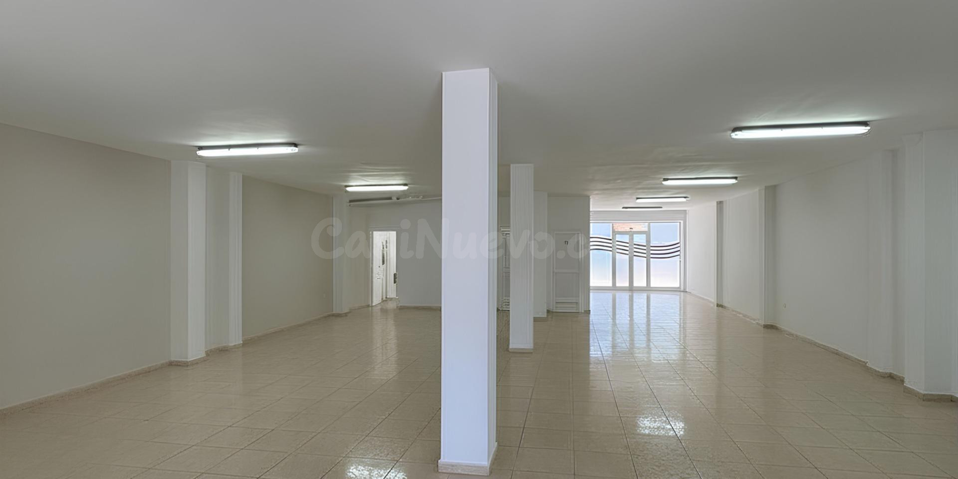 ¡OPORTUNIDAD ÚNICA! Amplio y Luminoso Local Comercial a Pie 