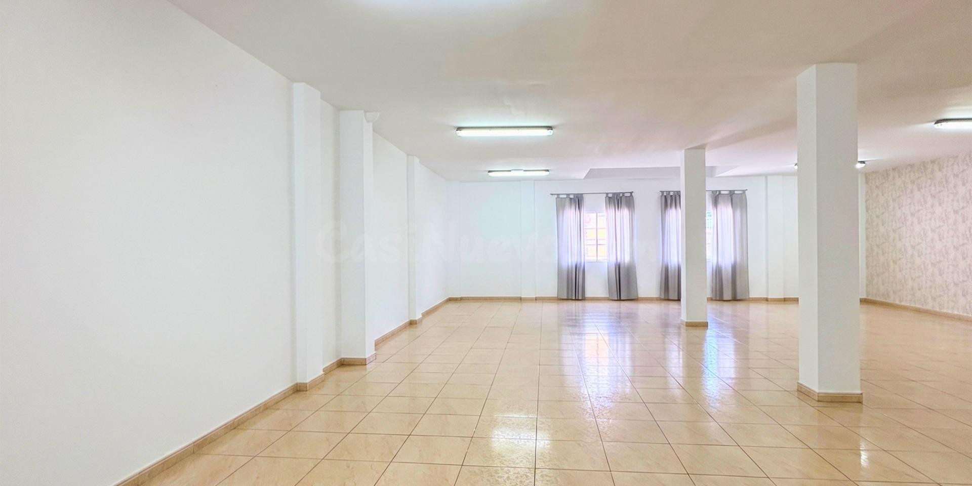 ¡OPORTUNIDAD ÚNICA! Amplio y Luminoso Local Comercial a Pie  - foto 2