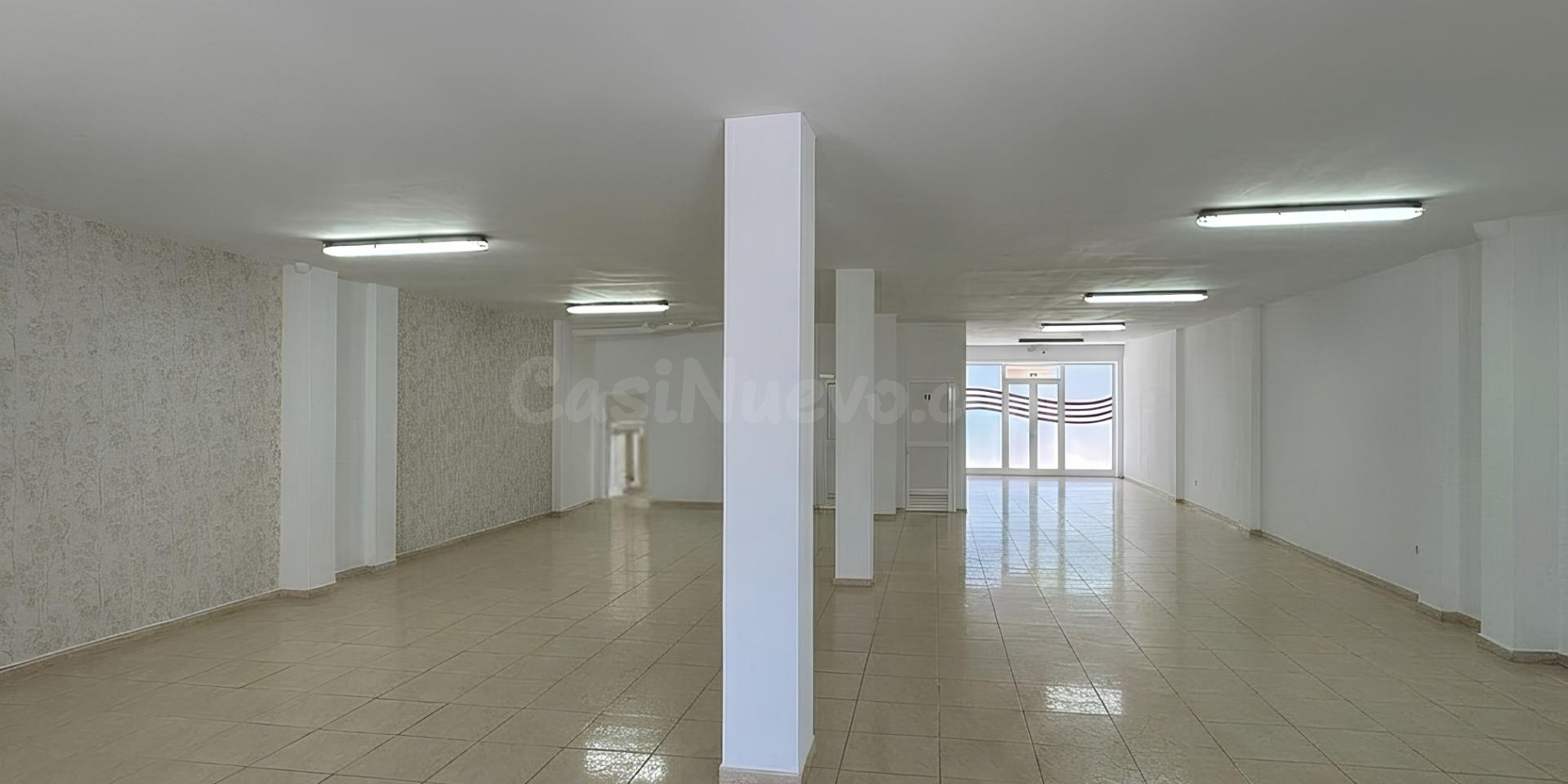 ¡OPORTUNIDAD ÚNICA! Amplio y Luminoso Local Comercial a Pie  - foto 3