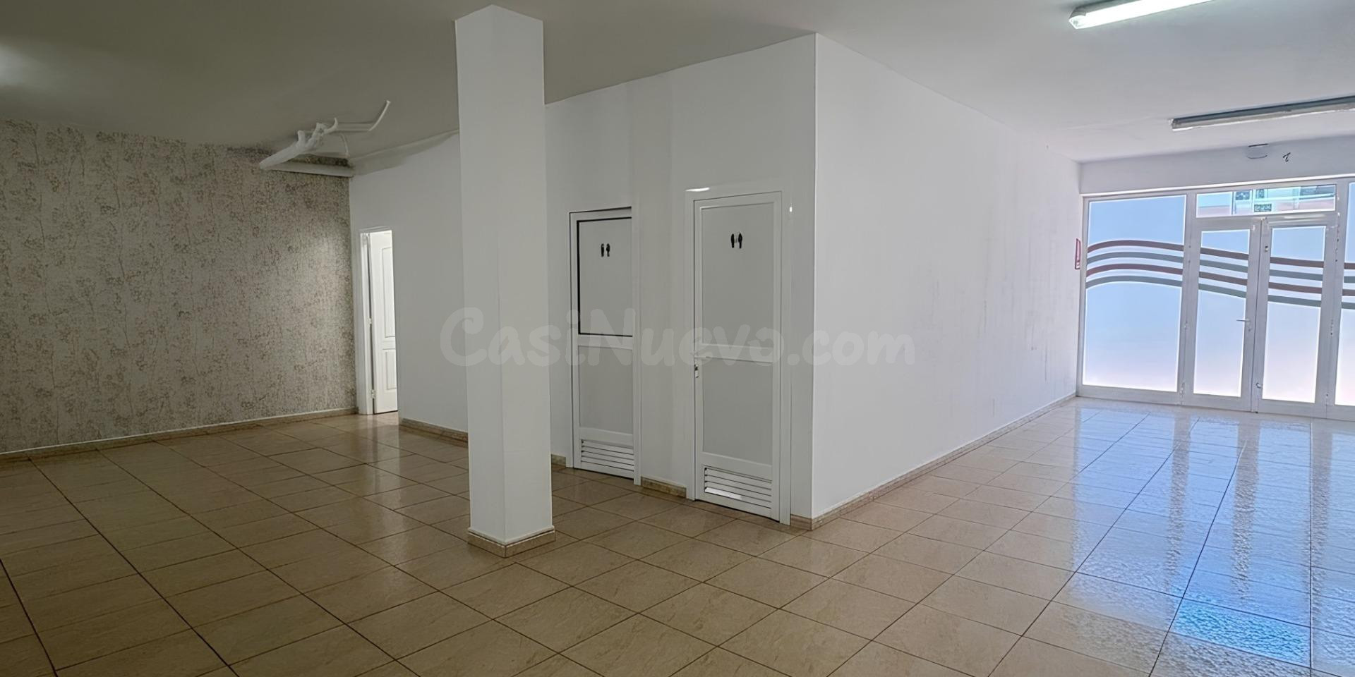 ¡OPORTUNIDAD ÚNICA! Amplio y Luminoso Local Comercial a Pie  - foto 4