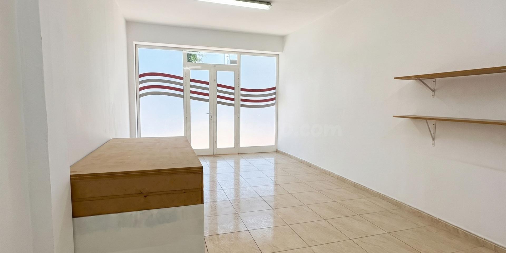 ¡OPORTUNIDAD ÚNICA! Amplio y Luminoso Local Comercial a Pie  - foto 5