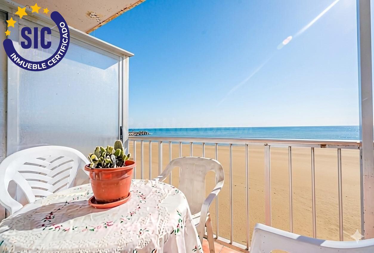 Apartamento en primera linea de playa en el Perelló con ampl - foto 2