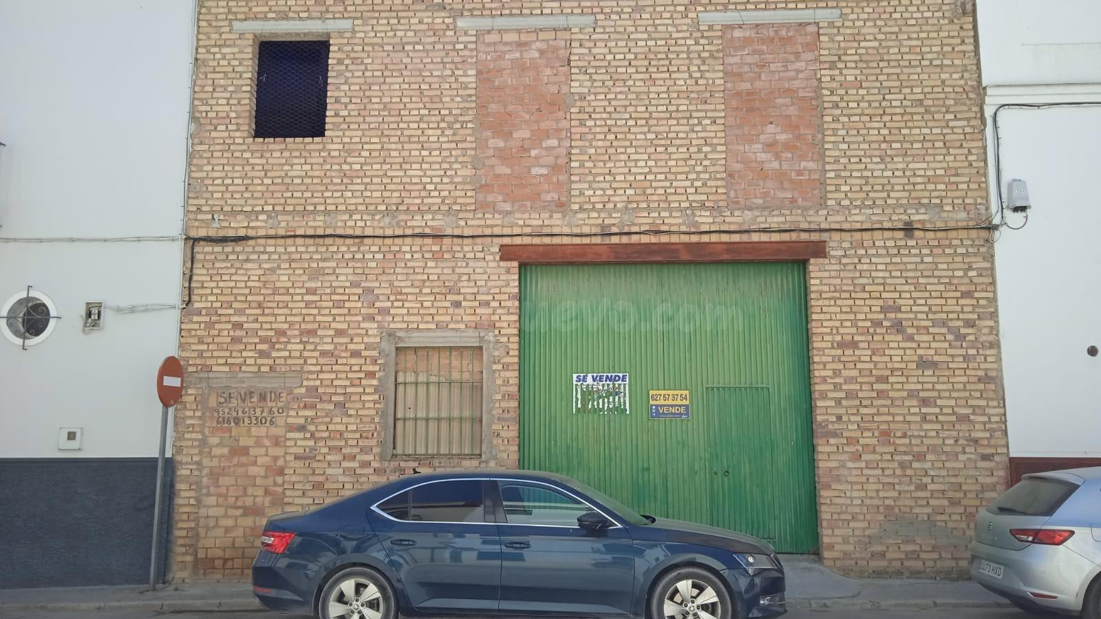 Edificio en venta en Marchena para local y dos viviendas.